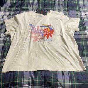 NWT women’s Levi’s graphic tshirt 2X